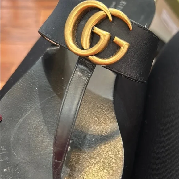 AUTHENTIC Gucci Black Thong Sandals with Gold Accent - Picture 8 of 9